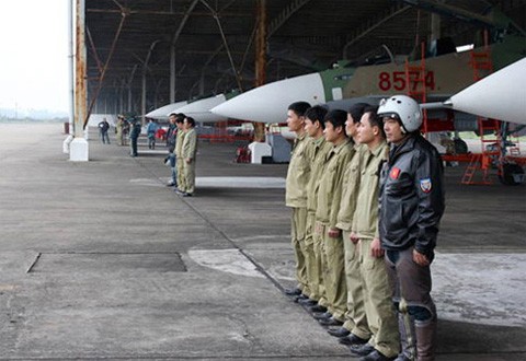 Các phi công Việt Nam bên những chiếc chiến đấu cơ Su-30MK2. Nhiều người trong số họ là đại diện của thế hệ 8X. Ảnh: Người lao động